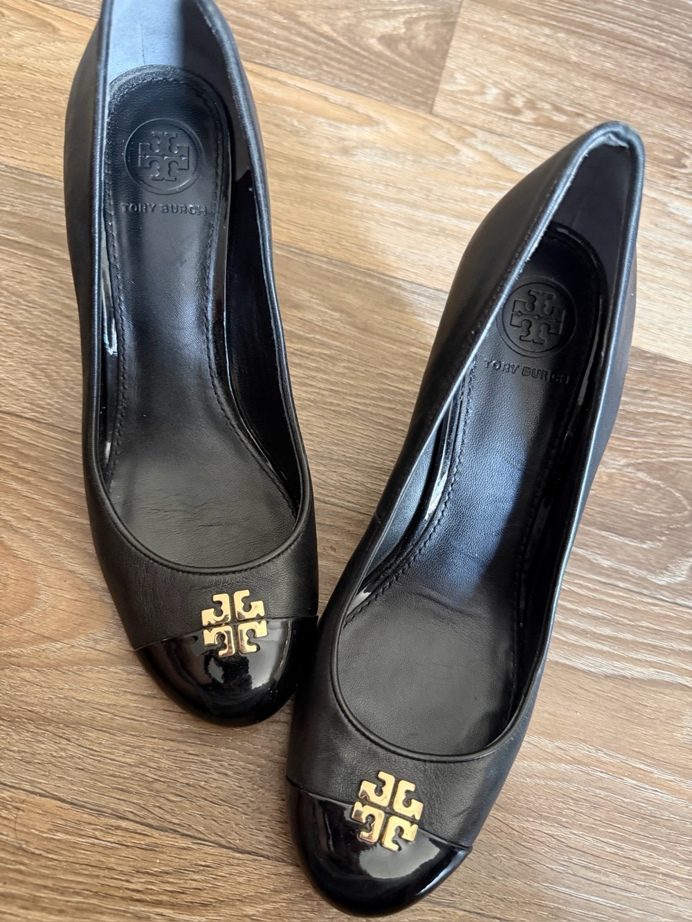 Tory Burch Black Leather Pumps with Gold Logo Cap-Toe